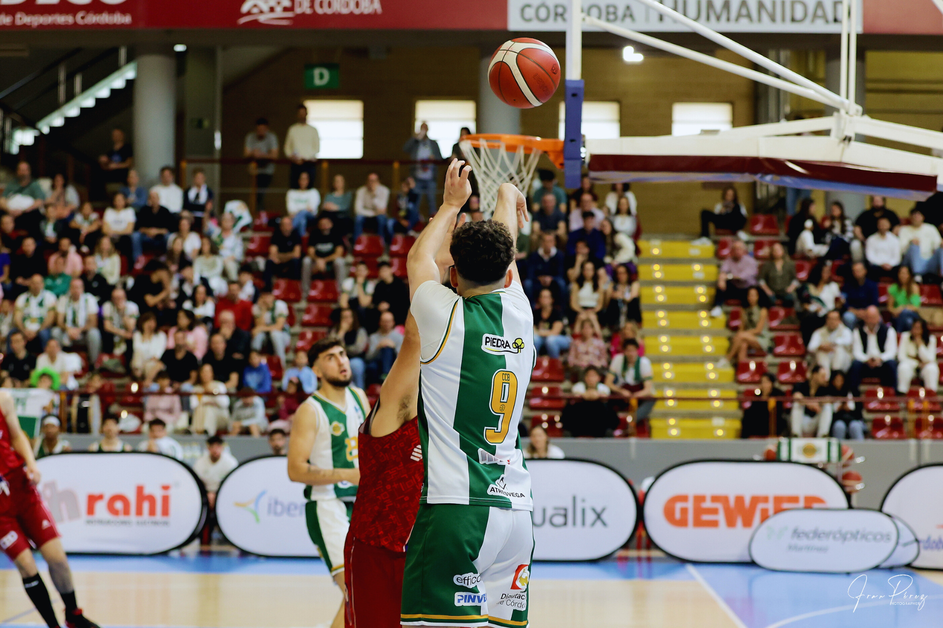  Javi Luque ejecutando un tiro de tres puntos. Foto Fran Pérez. 