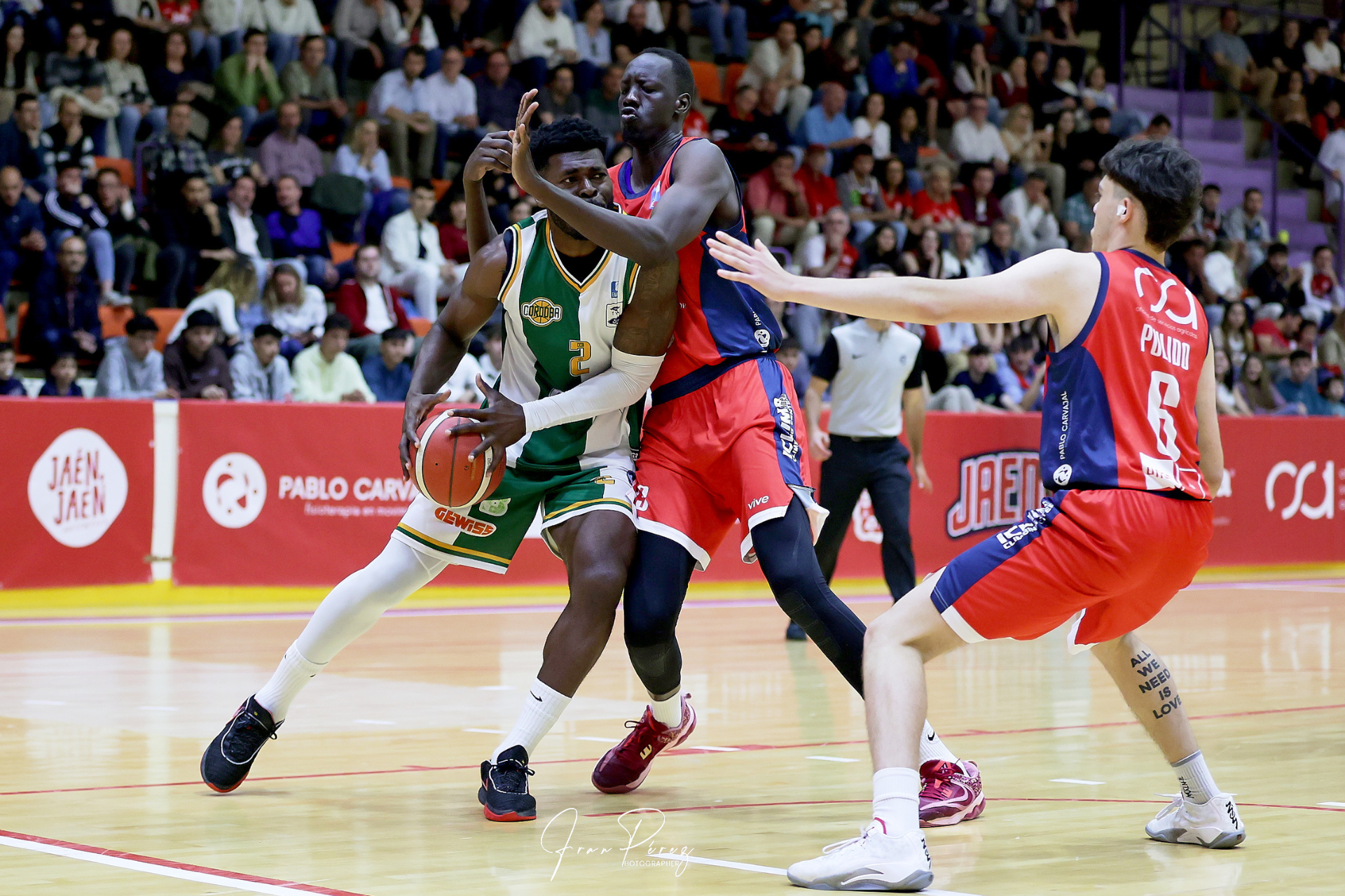 El Coto Córdoba quiere festejar en Vista Alegre su pase al PlayOff Lances en el poste bajo en el partido de ida en el pabellón de La Salobreja. Foto Fran Pérez.