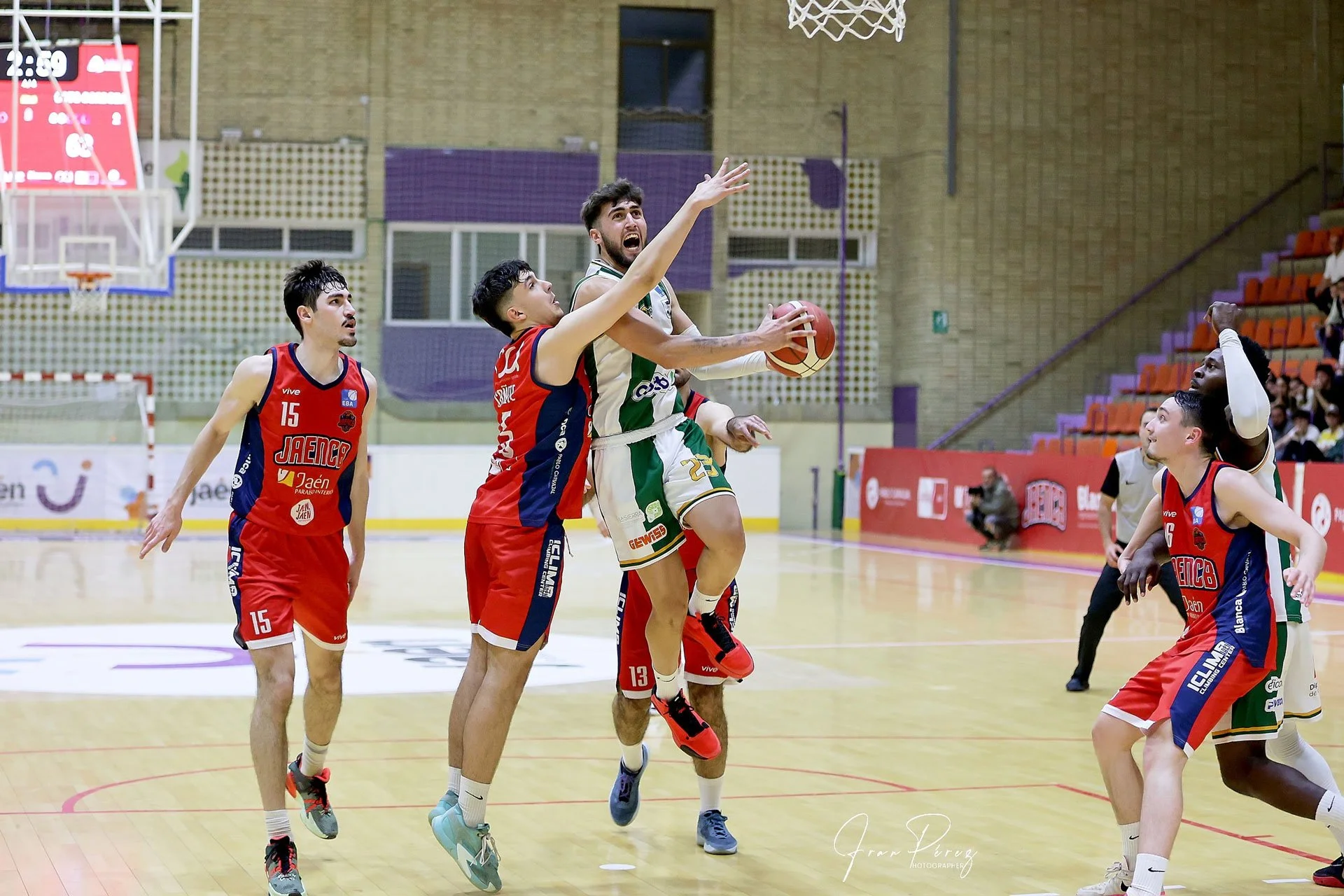 Fernando Bello renueva por una temporada con CCB Fernando Bello entrando a canasta en la pasada temporada.
