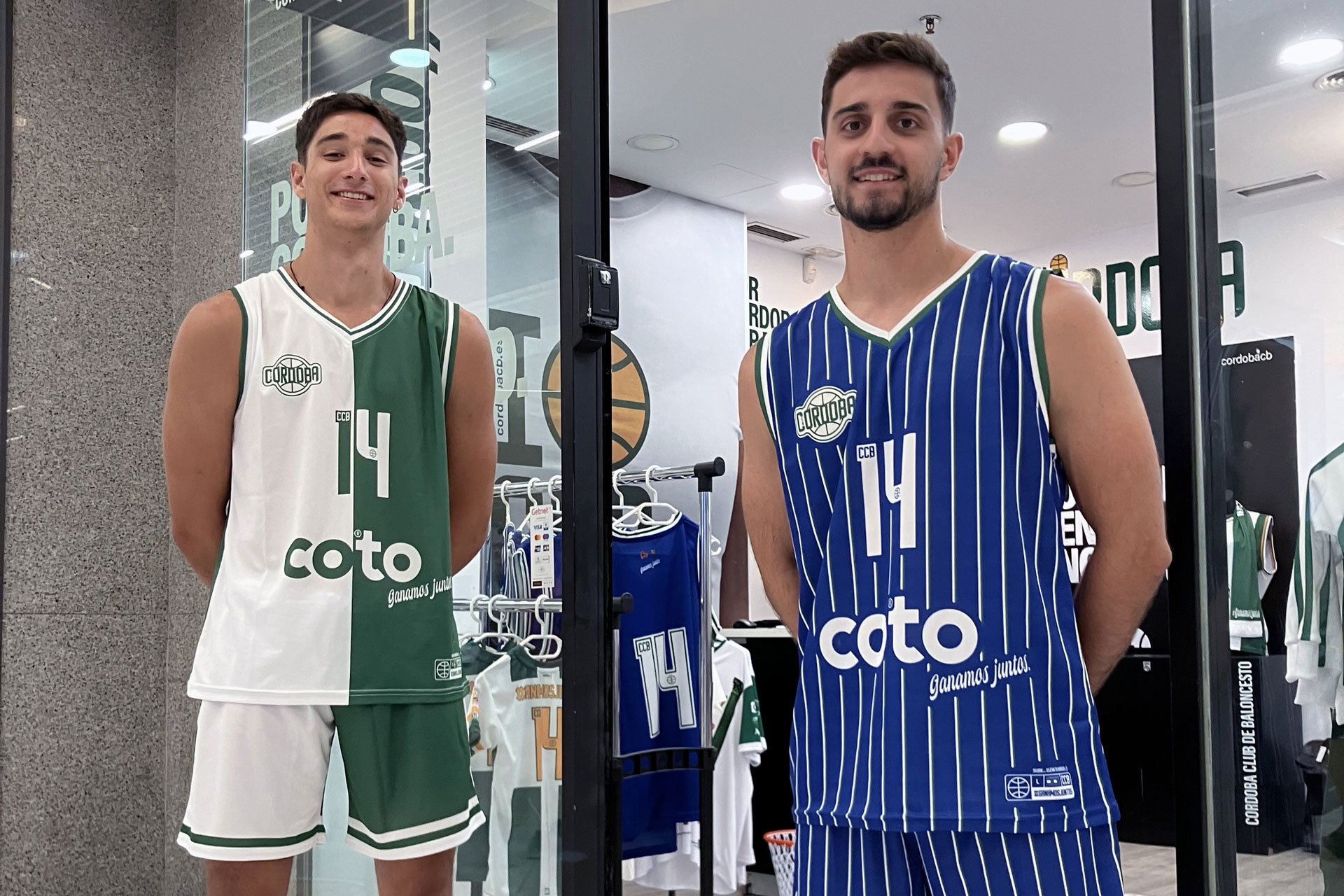  Orozco y Muñoz, durante la presentación de las nuevas equipaciones en La Tienda de la Afición. 