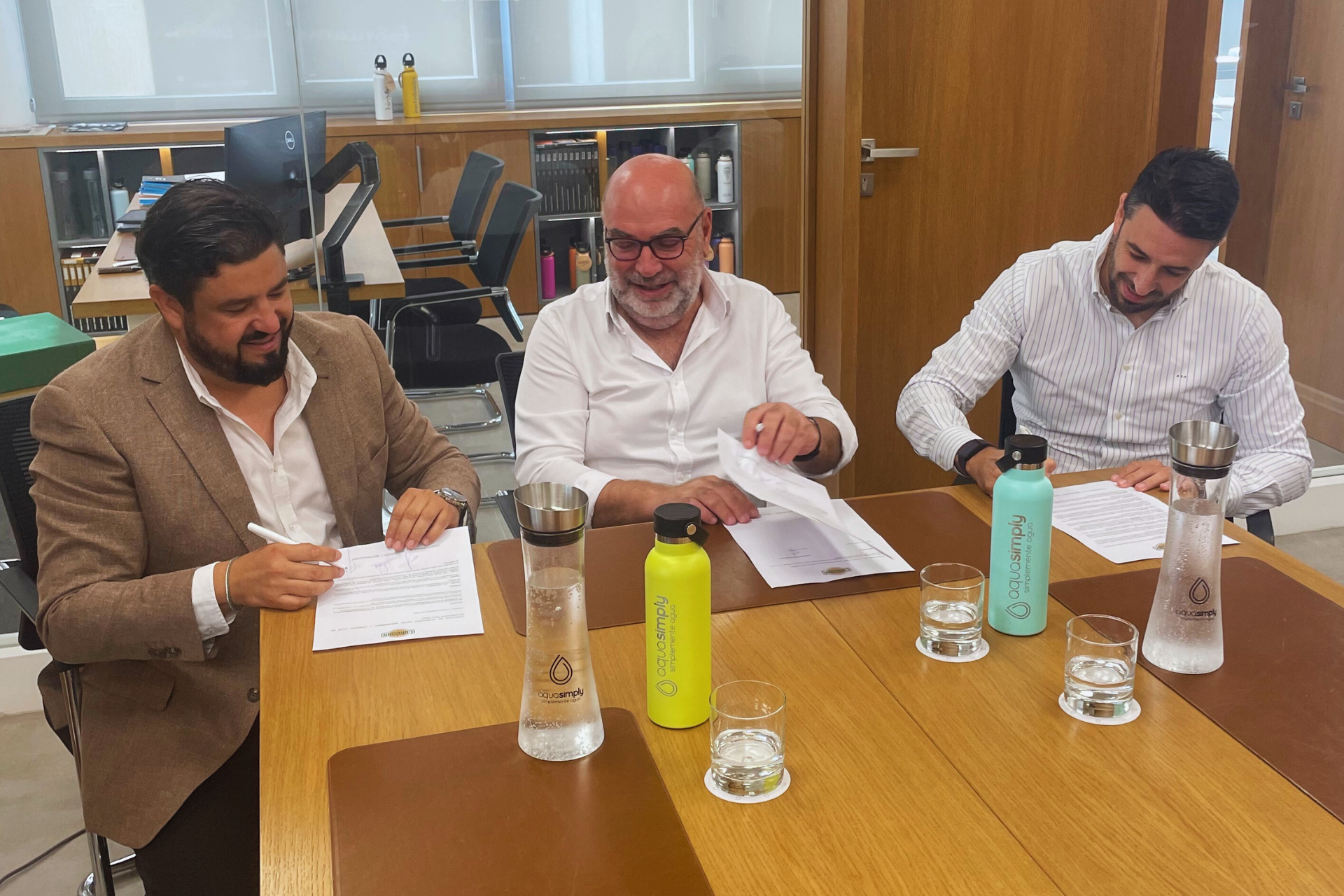  Javier Ibáñez, Pepe Palacios y José Luis Ibáñez en la firma del acuerdo de colaboración. 