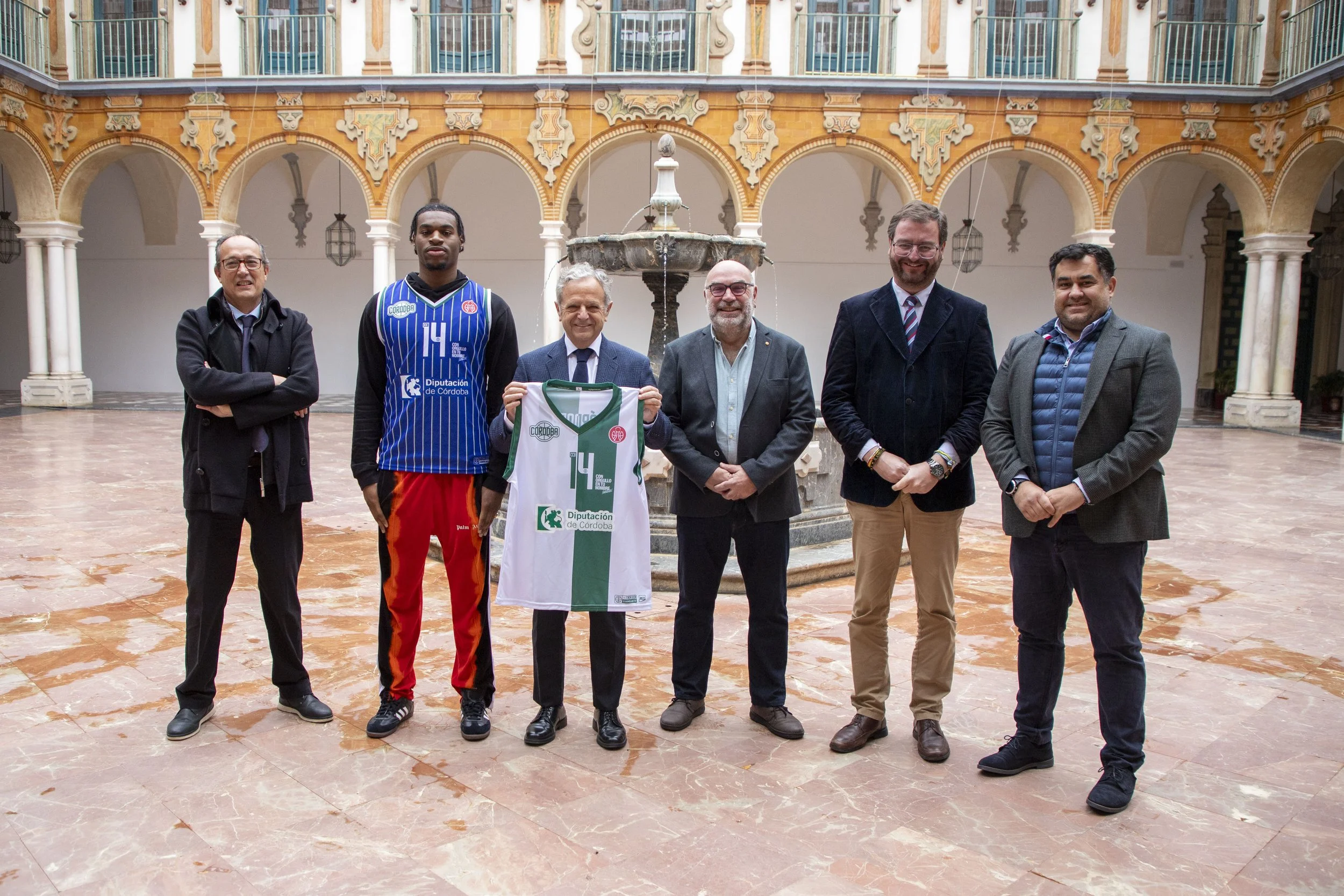FOTO PresentacioCC81nnuevojugadordelCOtoBasket 01