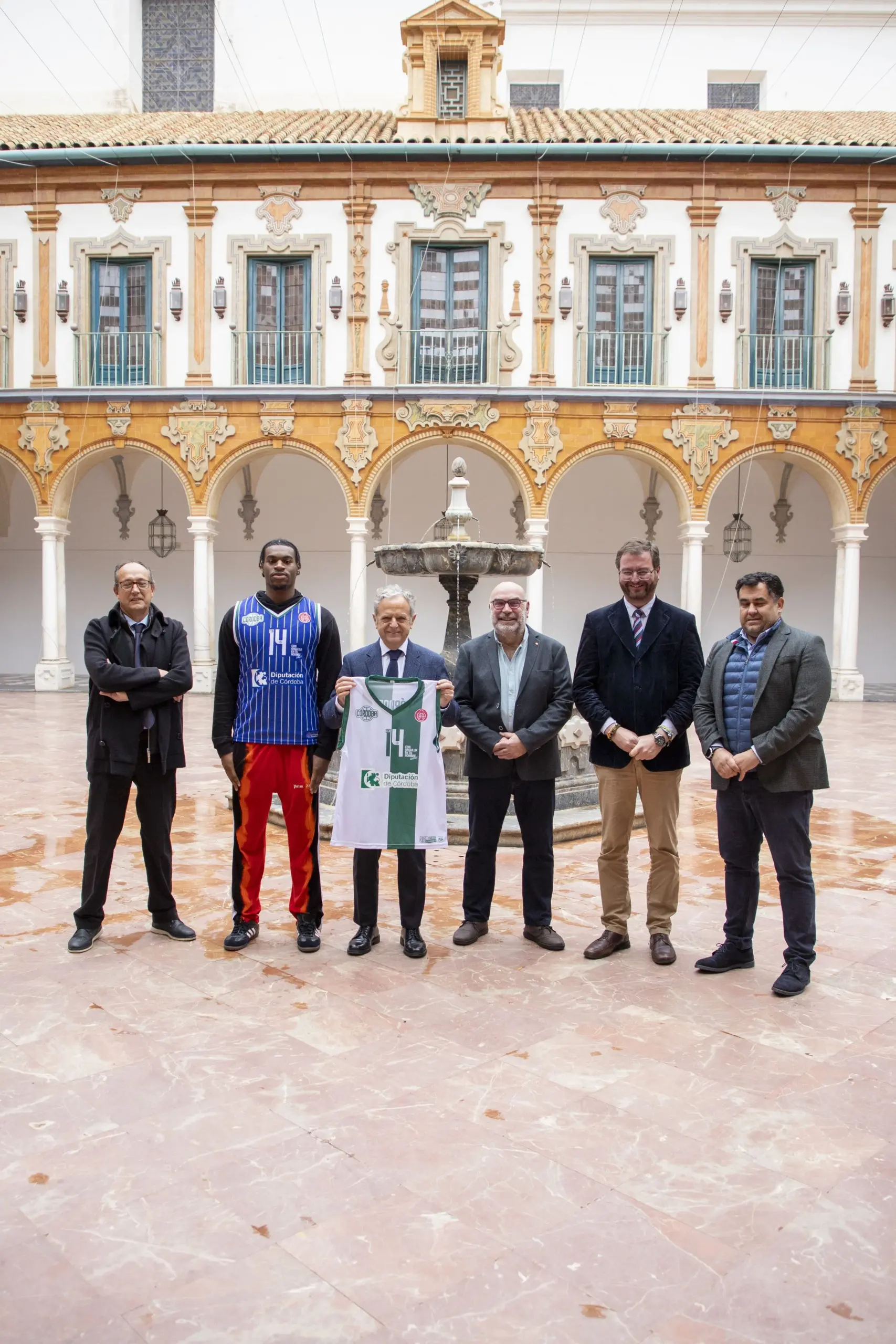 FOTO PresentacioCC81nnuevojugadordelCOtoBasket 02 Scaled