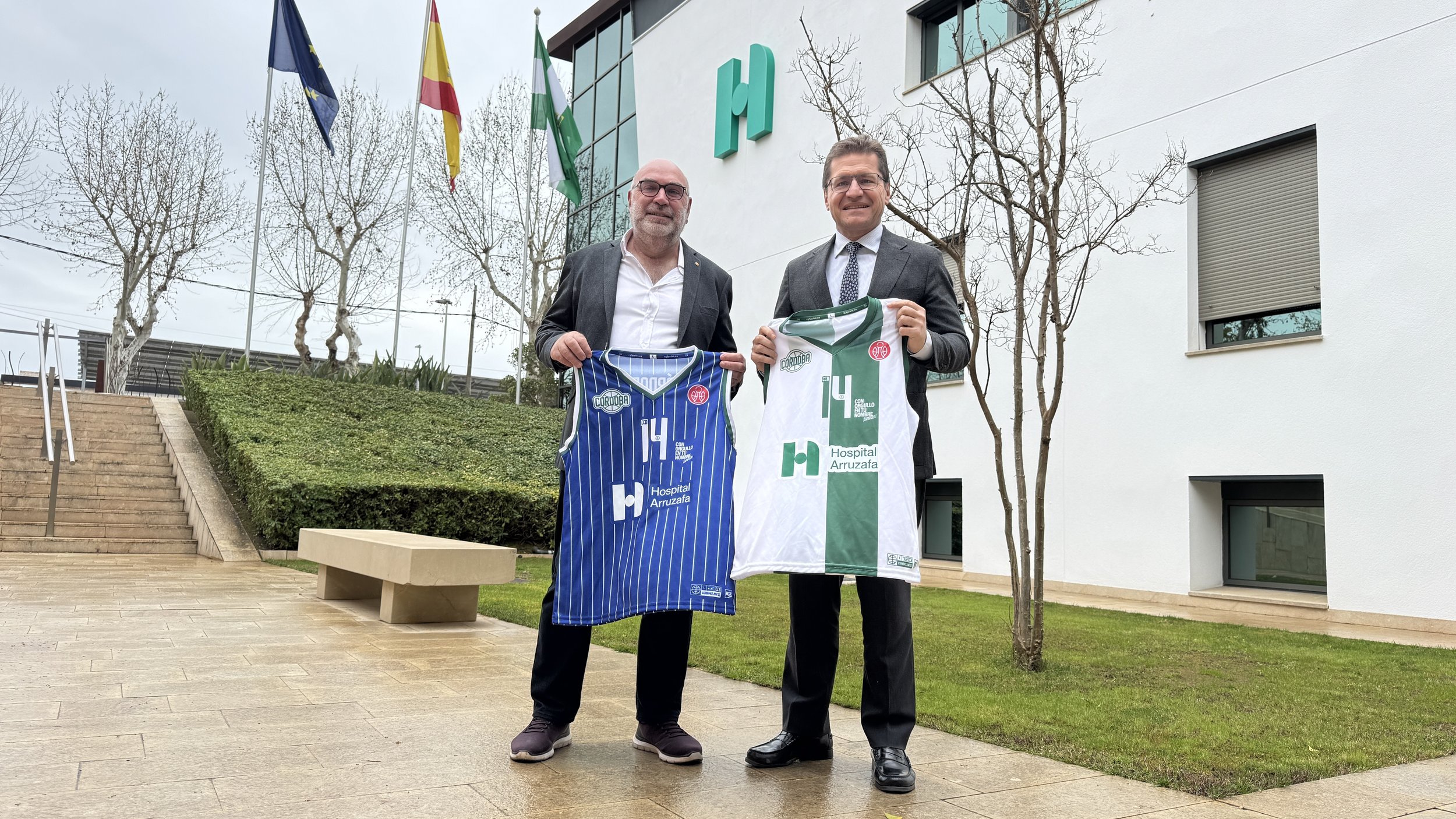  Pepe Palacios y Rafael Agüera, en las instalaciones del Hospital Arruzafa. 