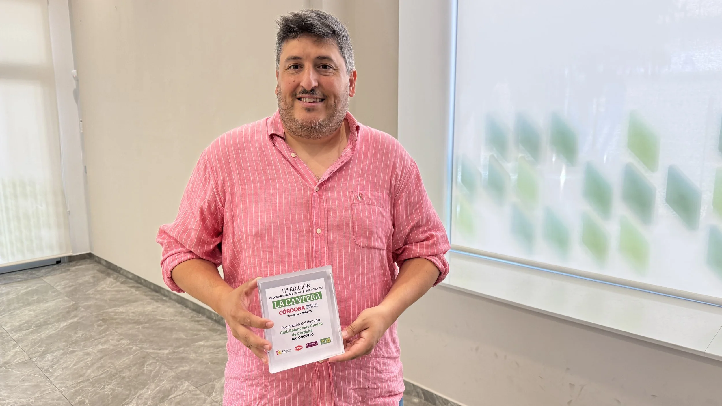  Enrique Garrido, director deportivo de CCB, tras recoger el premio ‘La Cantera’ de Diario Córdoba. 