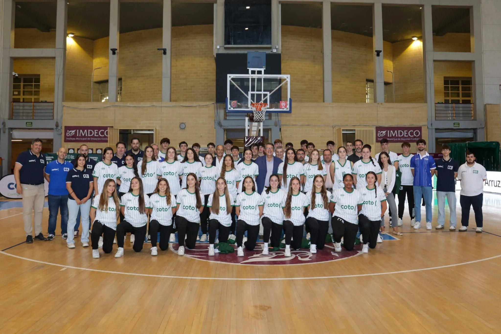  Los equipos femenino y masculino junior de CCB en Vista Alegre.  