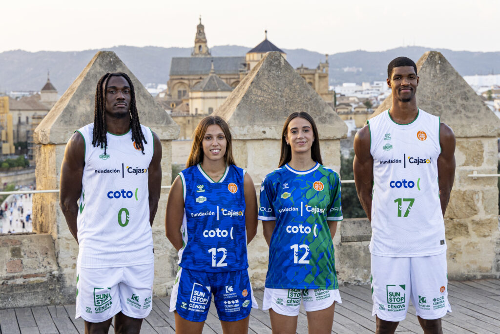 Cajasol Coto Córdoba CB presenta su nueva indumentaria Hummel antes de jugar un amistoso en Cáceres cajasol coto camisetas 28