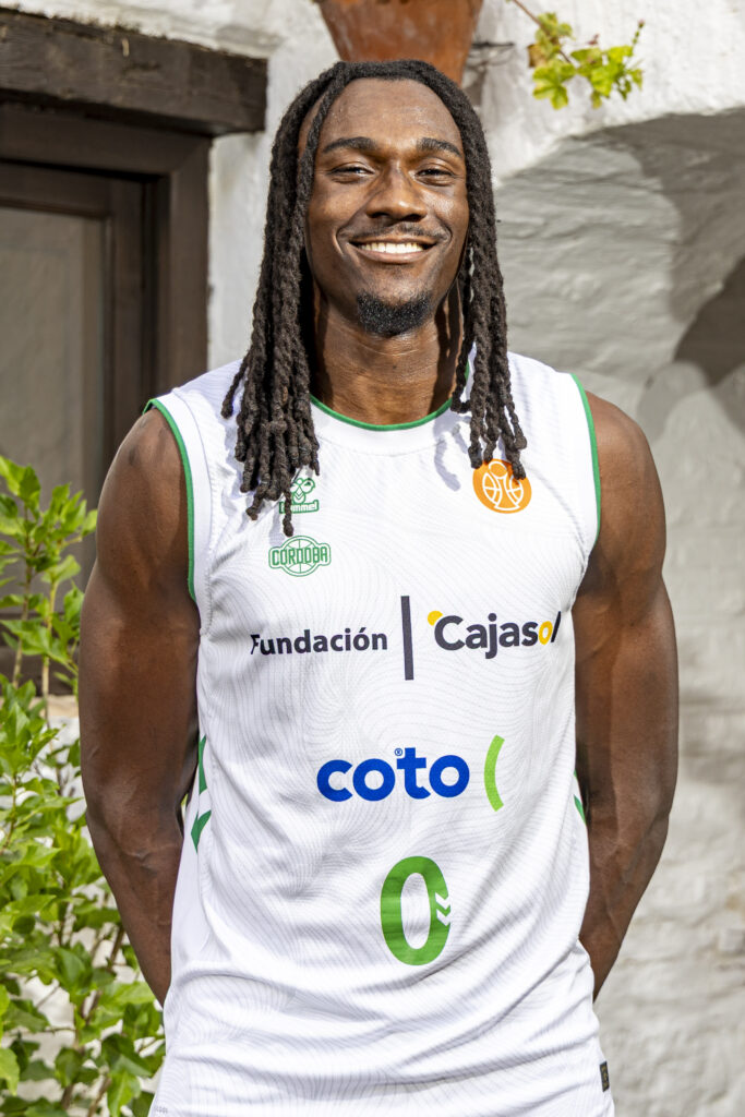 Cajasol Coto Córdoba CB presenta su nueva indumentaria Hummel antes de jugar un amistoso en Cáceres cajasol coto camisetas